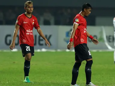 Pemain Persija, Maman Abdurrahman dan M Rezaldi Hehanusa meninggalkan lapangan usai melawan Bali United pada lanjutan Liga 1 Indonesia di Stadion Patriot Candrabhaga, Minggu (21/5). Laga kedua tim berakhir imbang 0-0. (Liputan6.com/Helmi Fithriansyah)