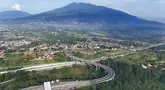 Foto udara memperlihatkan ruas jalan tol Bogor-Ciawi-Sukabumi (Bocimi) dengan latar belakang Gunung Salak di Cicurug, Kabupaten Bogor, Jawa Barat, Selasa (5/11/2024). (merdeka.com/Arie Basuki)