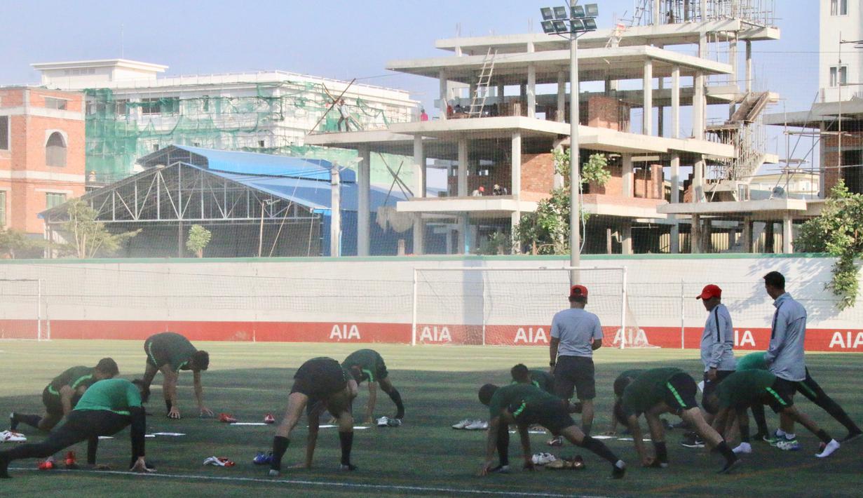 Para pemain Timnas Indonesia U-22 melakukan pemanasan saat latihan di Lapangan AIA, Phnom Penh, Kamis (21/2). Latihan ini persiapan jelang laga Piala AFF U-22 melawan Kamboja. (Bola.com/Zulfirdaus Harahap)
