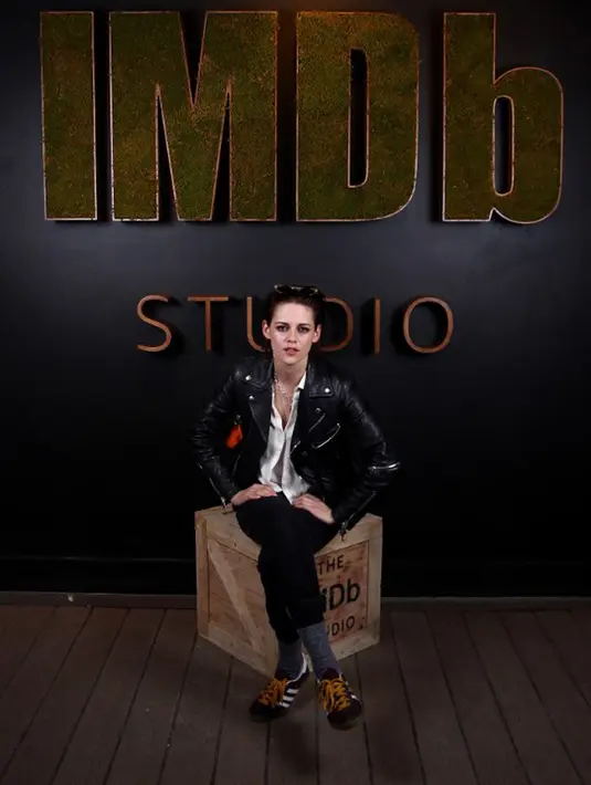 Citra feminim yang selama ini dimiliki Stewart sepertinya ingin segera ditinggalkannya. Ia akan berpaling dan menunjukan dirinya yang sebenarnya dan apa adanya, tak lagi menjadi wanita manis seperti perannya di Twilight. (AFP/Bintang.com)