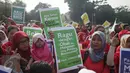 Badan Pengawas Obat dan Makanan (BPOM) melakukan aksi sosial di area car free day di Bundaran HI, Jakarta, Minggu (26/2). Dalam aksi ini, BPOM mengingatkan pentingnya masyarakat untuk peduli obat dan pangan aman. (Liputan6.com/Faizal Fanani)