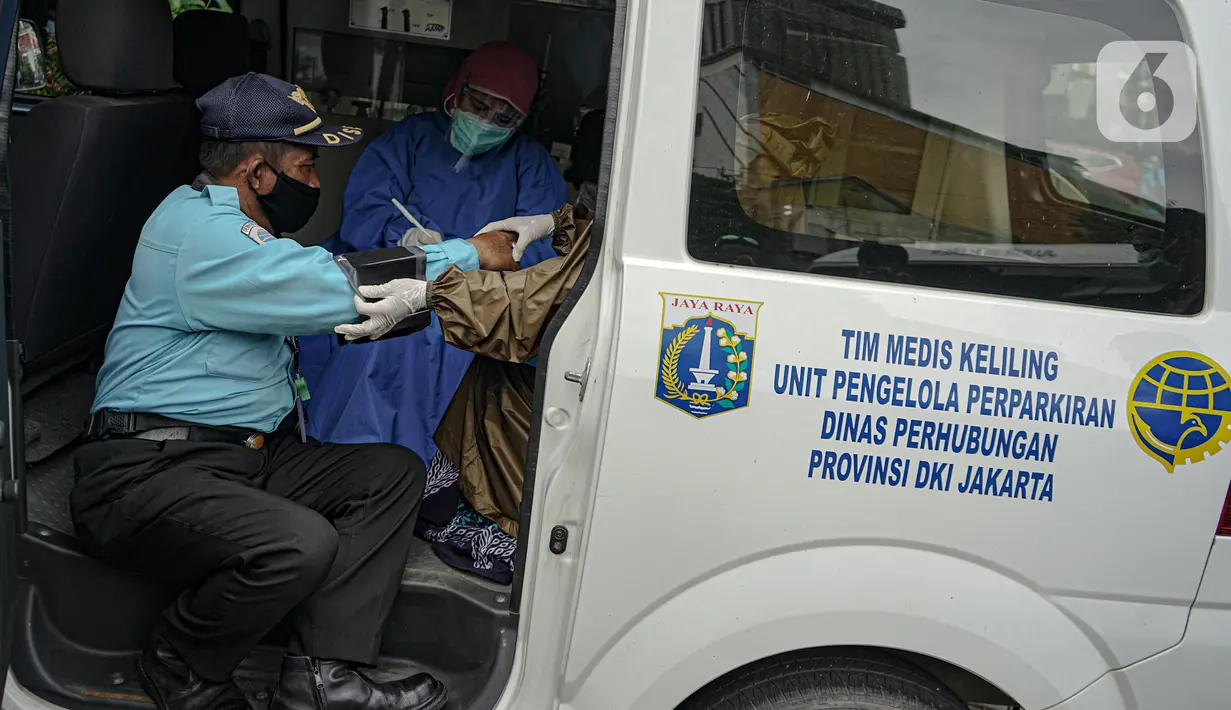 Petugas parkir melakukan pemeriksaan kesehatan di mobil Tim Medis Keliling di kawasan sabang, Jakarta, Kamis (18/2/2021). Program ini dilakukan secara rutin dengan cara berkeliling untuk mengecek kondisi kesehatan petugas parkir di masa pandemi. (Liputan6.com/Faizal Fanani)