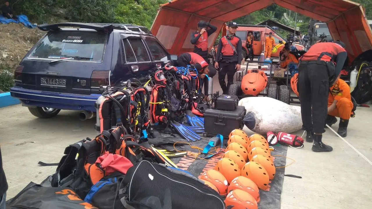 Pasukan Elite TNI AL Diturunkan Cari Korban Kapal Tenggelam di Danau Toba. (Liputan6.com/Reza Efendi)
