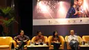 Dirjen EKMDI Pariwisata Hari Waluyo (kanan) bersama Direktur Pengembangan Produk Ekspor Sulistya Wati (ketiga kiri) memberikan keterangan pers jelang Indonesia Fashion Week 2015 di Gedung Sapta Pesona, Jakarta, Selasa (17/2). (Liputan6.com/Panji Diksana)