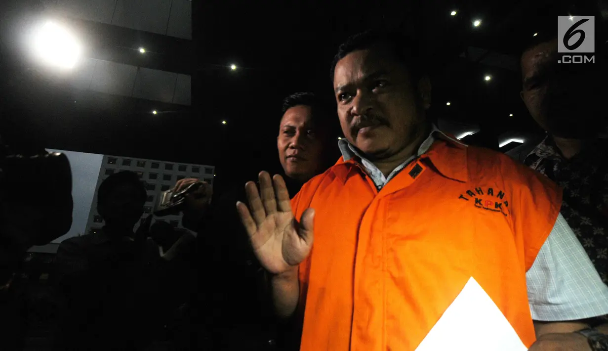 Penyuap Bupati Pakpak Bharat, Hendriko Sembiring dikawal petugas usai menjalani pemeriksaan perdana oleh penyidik di gedung KPK, Jakarta, Selasa (27/11). Hendriko diperiksa sebagai tersangka terkait dengan proyek di Dinas PUPR. (merdeka.com/Dwi Narwoko)