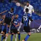 Bek Real Madrid, Sergio Ramos, mencetak gol ke gawang Inter Milan pada laga Liga Champions di Stadion Alfredo Di Stefano, Rabu (4/11/2020). Real Madrid menang dengan skor 3-2. (AP/Bernat Armangue)