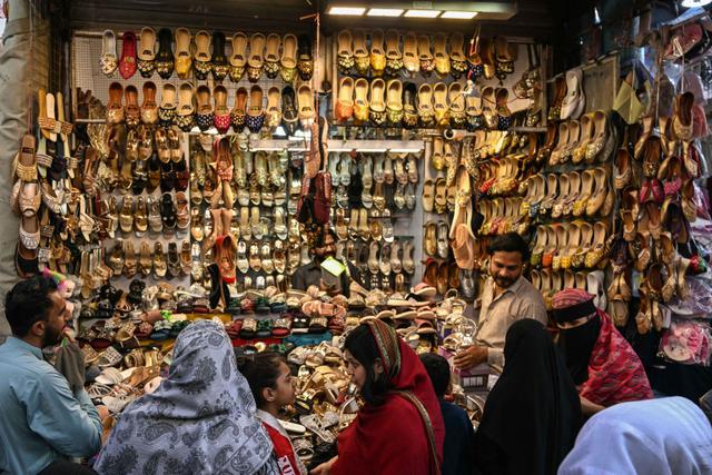 Jelang Idul Fitri 1447 Hijriah, Pasar dan Pembuat Sepatu Khas Pakistan Diserbu Pengunjung