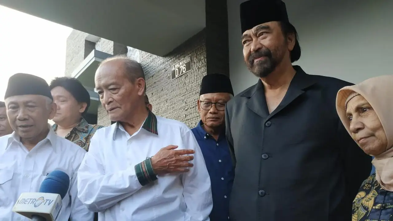 Ketua Umum Partai Nasdem Surya Paloh menjenguk mantan Ketua Umum PP Muhammadiyah Syafii Maarif di kediamannya di Kabupaten Sleman, Yogyakarta. (Liputan6.com/Putu Merta Surya Putra)