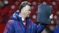 Manajer Manchester United, Louis Van Gaal, menanggapi santai rumor bahwa Jose Mourinho bakal menggantikan posisinya. (Reuters/Carl Recine)