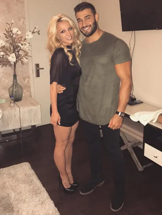 Di sisi lain terdapat rumor bahwa Britney Spears dan Sam Asghari akan segera menikah namun menunggu restu dari ayah Britney, yakni Jamie Spears. (Instagram/britneyspears)
