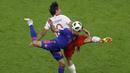 Gelandang Kolombia, Mateus Uribe, berebut bola dengan gelandang Polandia, Grzegorz Krychowiak, pada laga grup H Piala Dunia di Kazan Arena, Kazan, Minggu (24/6/2018). Kolombia menang 3-0 atas Polandia. (AP/Sergei Grits)