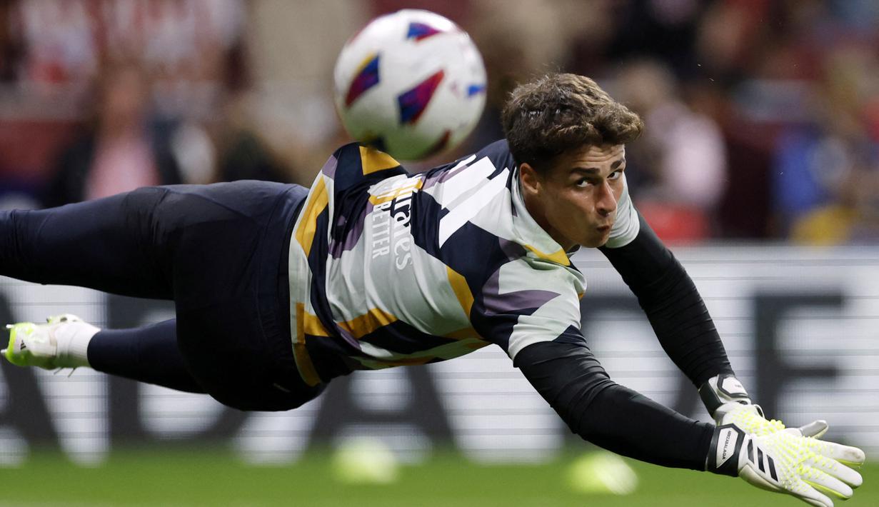 Kedatangan Kepa Arrizabalaga ke Real Madrid nampaknya belum memuaskan klub asal Spanyol tersebut. Alih-alih untuk menggantikan Cortouis yang cedera, Kepa kalah bersaing dengan Andriy Lunin yang sering diturunkan oleh Carlo Ancelotti. Masih berstatus pinjaman dari Chelsea, Kepa bisa saja dibajak oleh Newcastle untuk kembali merumput di Liga Inggris menggantikan Nick Pope yang cedera. (AFP/Oscar Del Pozo)