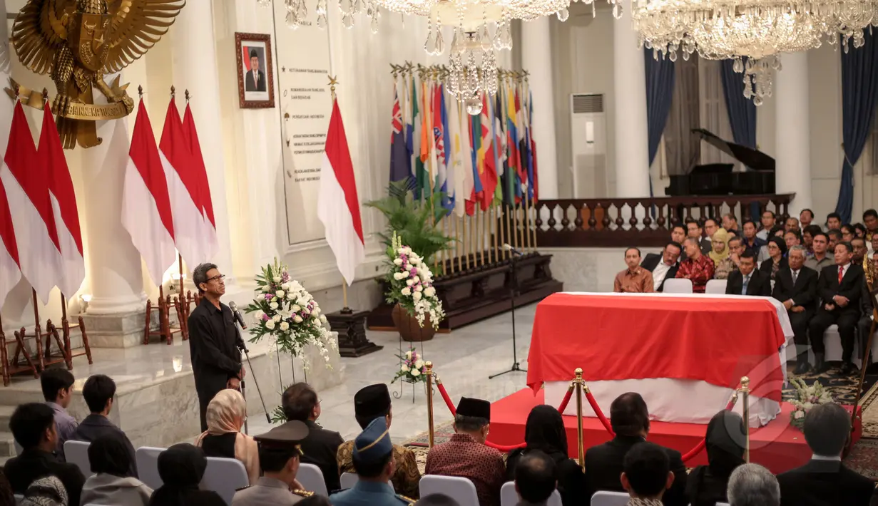 Adik kandung yang juga Dubes RI untuk Bahrain, Chilman Arisman saat memberikan penghormatan terakhir kepada sang kakak yang juga Dubes RI untuk Pakistan, Burhan Muhammad di Gedung Pancasila Kemenlu, Jakarta, Selasa (19/5). (Liputan6.com/Faizal Fanani)  