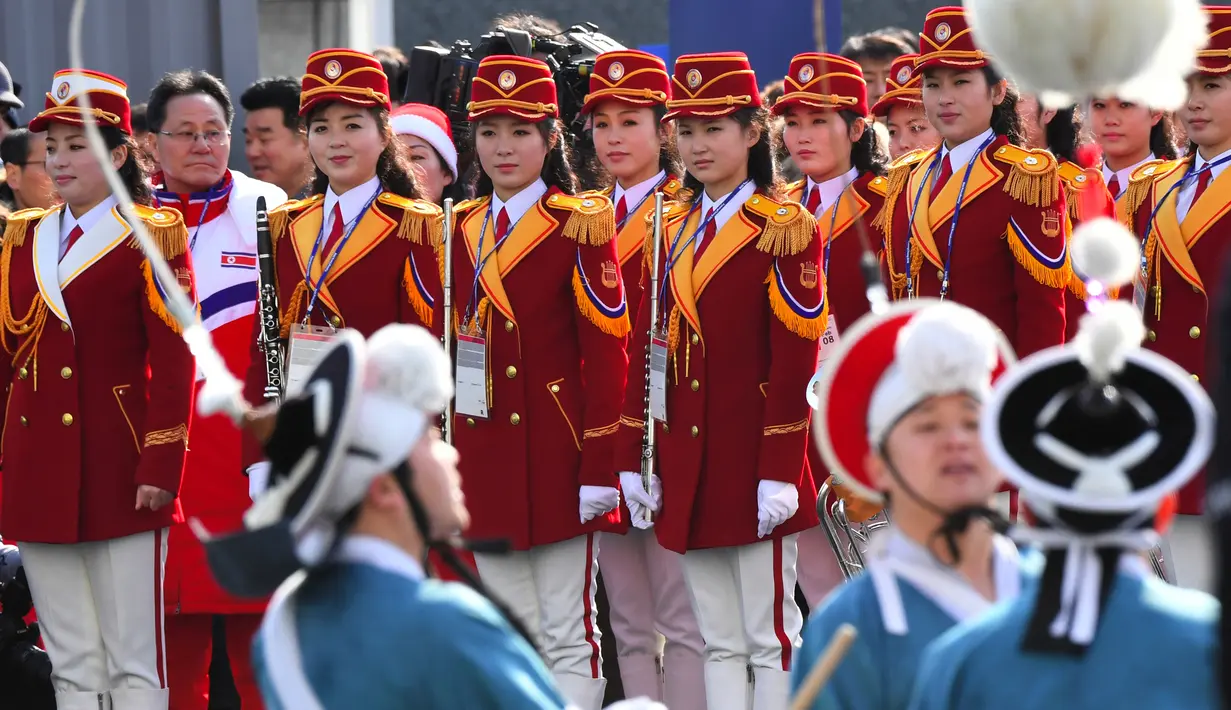 Pemandu sorak Korea Utara bersiap menyambut atlet asal negaranya di Desa Olimpiade, Gangneung, Korea Selatan, Kamis (8/2). (JUNG Yeon-Je / AFP)