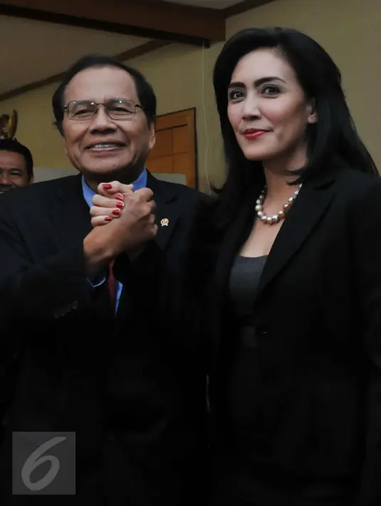 Menko Kemaritiman Rizal Ramli dan Ketua Pansus Pelindo, Rieke Diah Pitaloka berjabat tangan sebelum Raker Pansus Pelindo II di Gedung Parlemen, Jakarta, Kamis (29/10). Raker itu membahas pelaksanaan Pansus Angket Pelindo II (Liputan6.com/Johan Tallo)