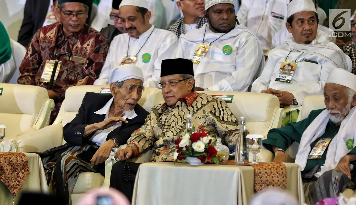 Ketua Umum PBNU Said Aqil Siradj berbincang dengan habib pada acara Multaqo Ulama, Habib dan Cendekiawan Muslim di Hotel Kartika Chandra, Jakarta, Jumat (3/5/2019). Pertemuan tersebut mengajak umat Islam untuk membangun ukhuwah dan rekonsiliasi pasca Pemilu. (Liputan6.com/Johan Tallo)