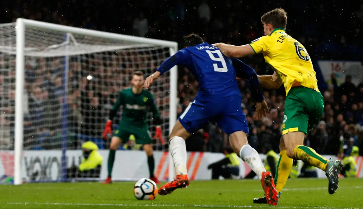 Pemain Chelsea, Alvaro Morata berebut bola dengan pemain Norwich City, Christoph Zimmermann pada partai ulangan babak ketiga Piala FA di Stadion Stamford Bridge, Rabu (17/1). Chelsea menang lewat adu penalti dengan skor 5-3. (AP/Alastair Grant)