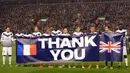 Para pemain Bordeaux mengucapkan terima kasih kepada Inggris atas kepeduliannya terhadap kasus teror di Paris pada laga Liga Europa melawan Liverpool di Stadion Anfield, Inggris, Kamis (26/11/2015). (AFP Photo/Oli Scarff)