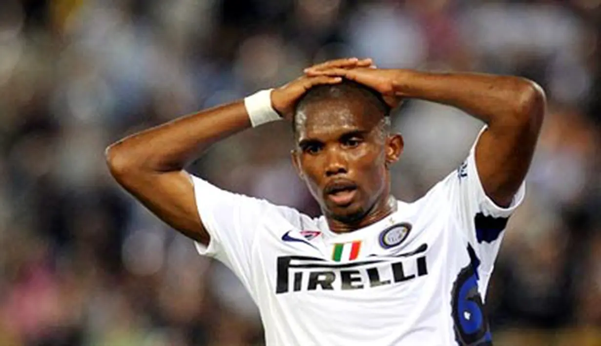 Reaksi kekecewaan dari Samuel Eto'o yang gagal menuntaskan peluang ketika Inter Milan ditahan imbang 0-0 Bologna dalam partai perdana Serie A di Stadio Renato Dall'Ara, 30 Agustus 2010. AFP PHOTO/ALBERTO PIZZOLI