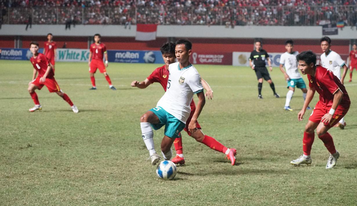 Gelandang Timnas  Indonesia U-16, M Riski Afrisal mengontrol bola saat bertanding melawan Vietnam pada Final Piala AFF U-16 2022, Stadion Maguwoharjo, Sleman, Jumat (12/8/2022).  Tim asuhan Bima Sakti itu pun berhasil mengembalikan trofi Piala AFF U-16 ke Indonesia setelah pada 2018 lalu juga berhasil dimenangkan oleh Timnas Indonesia U-16 asuhan Fakhri Husaini. (Foto:Dok PSSI)