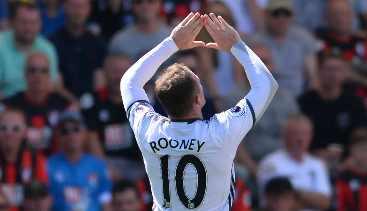 Striker Manchester United, Wayne Rooney, merayakan gol yang dicetaknya ke gawang Bournemouth. Tiga gol kemenangan MU dicetak oleh Mata, Rooney dan Ibrahimovic. (AFP/Glyn Kirk)