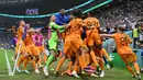 Saat kemenangan telah di depan mata bagi Argentina, Belanda mampu menyamakan skor 2-2 lagi-lagi melalui Wout Weghorst. Gol striker milik Burnley yang tengah dipinjamkan ke Besiktas pada masa injury time babak kedua ini akhirnya mampu membuat laga berlanjut dengan perpanjangan waktu. (AFP/Alberto Pizzoli)