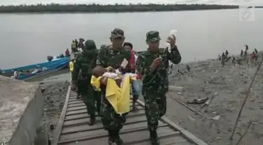 Satgas kesehatan dan gizi buruk mengevakuasi 2 anak balita yang mengalami campak dan gizi buruk.