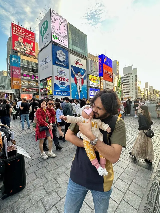 6 Potret Megantara Momong Anak saat Liburan di Jepang, Manglingi dengan Brewok