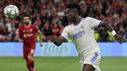 Vinicius Junior. Sayap kiri Brasil ini didatangkan Real Madrid dari Flamengo pada awal musim 2018/2019 saat berusia 18 tahun dengan nilai transfer 45 juta euro atau setara Rp704,4 miliar. Dengan performanya hingga kini, ia menjadi rekrutan muda terbaik dalam 10 tahun terakhir. Sinarnya terasa benderang pada musim 2021/2022 lalu dengan menjadi tandem maut Karim Benzema di lini depan dengan sukses mempersembahkan gelar Liga Spanyol dan Liga Champions. Ia total tampil dalam 52 laga di semua ajang musim lalu dengan torehan 22 gol dan 20 assist. (AFP/Javier Soriano)