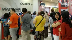 Pengunjung mengantre di kasir Gerai Matahari Mall di Taman Anggrek, Jakarta, Sabtu (25/11).  Jelang ditutup permanen, Matahari Mall menggelar diskon besar-besaran, gerai Matahari di Taman Anggrek akan ditutup (3/12/2017). (liputan6.com/Angga Yuniar)
