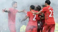 Para pemain Liverpool merayakan gol ke gawang Everton pada laga Premier League di Goodison Park, Liverpool, Senin (19/12/2016). (AFP/Oli Scarff)