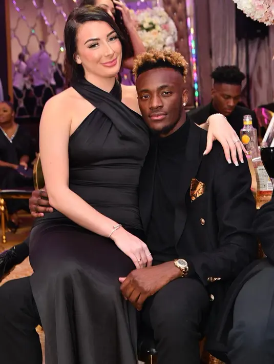 Kekompakan Leah Monroe dan Tammy Abraham sukses bikin baper. Seperti saat Tammy Abraham kencan bersama Tammy. Outfit keduanya saat memakai serba hitam menjadi bukti kekompakan mereka. Tammy dan Leah selalu harmonis di berbagai momen. (Liputan6.com/IG/@leahmonroe_)