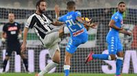 Striker Juventus Gonzalo Higuain berebut bola dengan pemain Napoli Lorenzo Insigne pada laga Serie A di Juventus Stadium, Turin, 29 Oktober 2017. (AFP/Giuseppe Cacace)