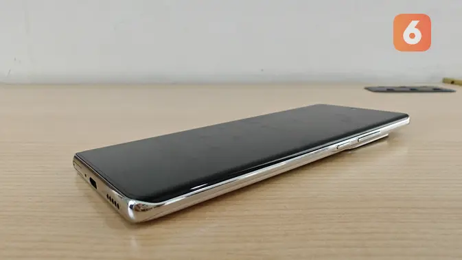 <p>Layar Oppo Reno 11 Pro 5G agak melengkung membuatnya jadi terlihat begitu cantik (Liputan6.com/ Agustin Setyo Wardani)</p>
