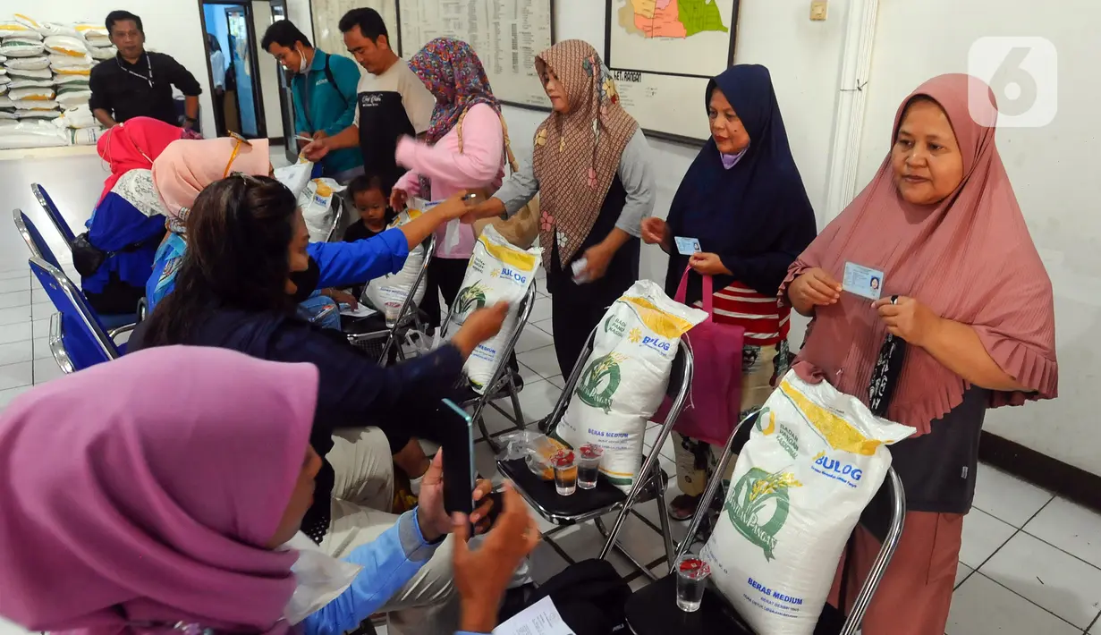 Penambahan periode bantuan diharapkan selain menjaga stabilitas ketahanan pangan dengan menjaga daya beli masyarakat juga  membantu pengendalian inflasi sebagai dampak kenaikan harga beras saat ini. (merdeka.com/Arie Basuki)