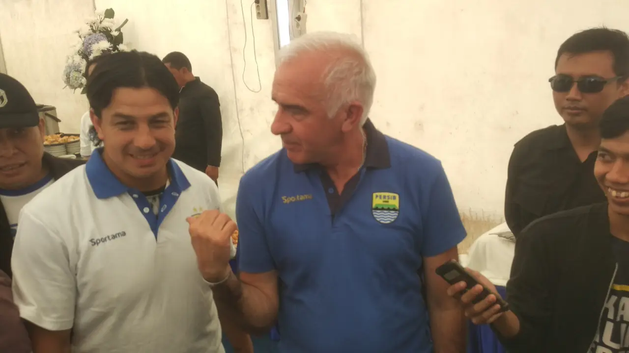 Pelatih anyar Persib Bandung, Roberto Carlos Mario Gomez