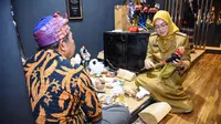 Untuk sementara bupati memanfaatkan pasaran ukiran wayang golek melalui galeri menong.