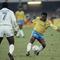 Pele. Striker Timnas Brasil yang pensiun pada 1977 ini mengoleksi 7 hattrick dari total 77 gol dalam 91 laga internasional. Hattrick pertamanya dibuat saat ia mencetak 3 gol ke gawang Prancis pada laga semifinal Piala Dunia 1958, 24 Juni 1958 yang berkesudahan 5-2. (AFP/Gerard Malie)