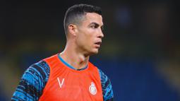 Pemain Al Nassr, Cristiano Ronaldo melakukan latihan menjelang laga debutnya di Liga Pro Arab Saudi 2022/2023 melawan Al Ittifaq yang berlangsung di Mrsool Park, Minggu (22/01/2023) dini hari WIB. CR7 sebelumnya harus absen dalam dua laga Al Nassr karena terkena sanksi yang didapat dari Manchester United. (Twitter/@AlNassrFC)