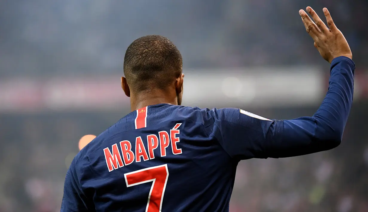 Striker PSG, Kylian Mbappe, menyapa suporter usai melawan Reims pada laga Liga Prancis di Stadion Auguste Delaune, Reims, Jumat (24/5). Mbappe dinobatkan jadi pemain terbaik Liga Prancis. (AFP/Franck Fife)