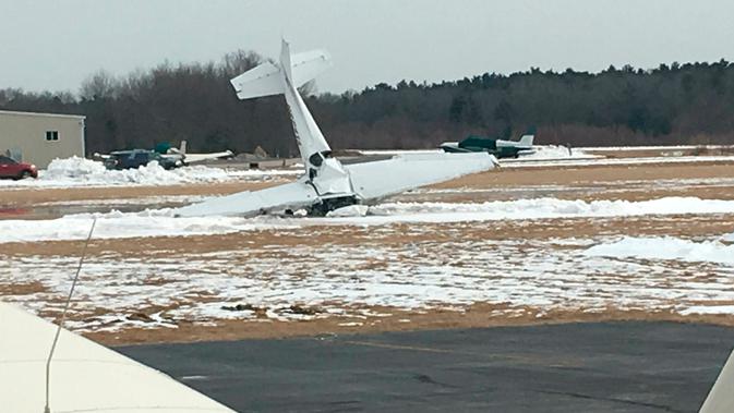 Sebuah pesawat kecil menabrak tanah di Bandara Kota Mansfield, Massachusetts, AS, Sabtu (23/2). Belum diketahui penyebab dari kecelakaan tersebut. (Jared Higginbotham/WBZ-TV, Boston via AP)