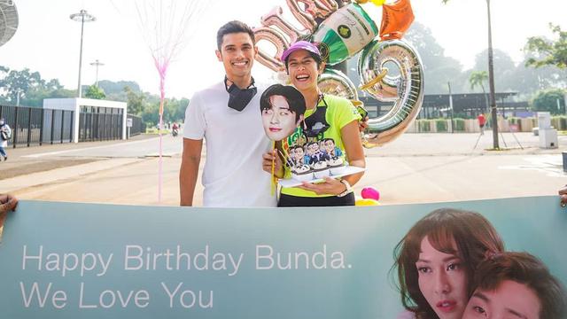 7 Potret Kejutan Ulang Tahun Dian Sastrowardoyo, Dapat Hadiah Spesial dari Suami