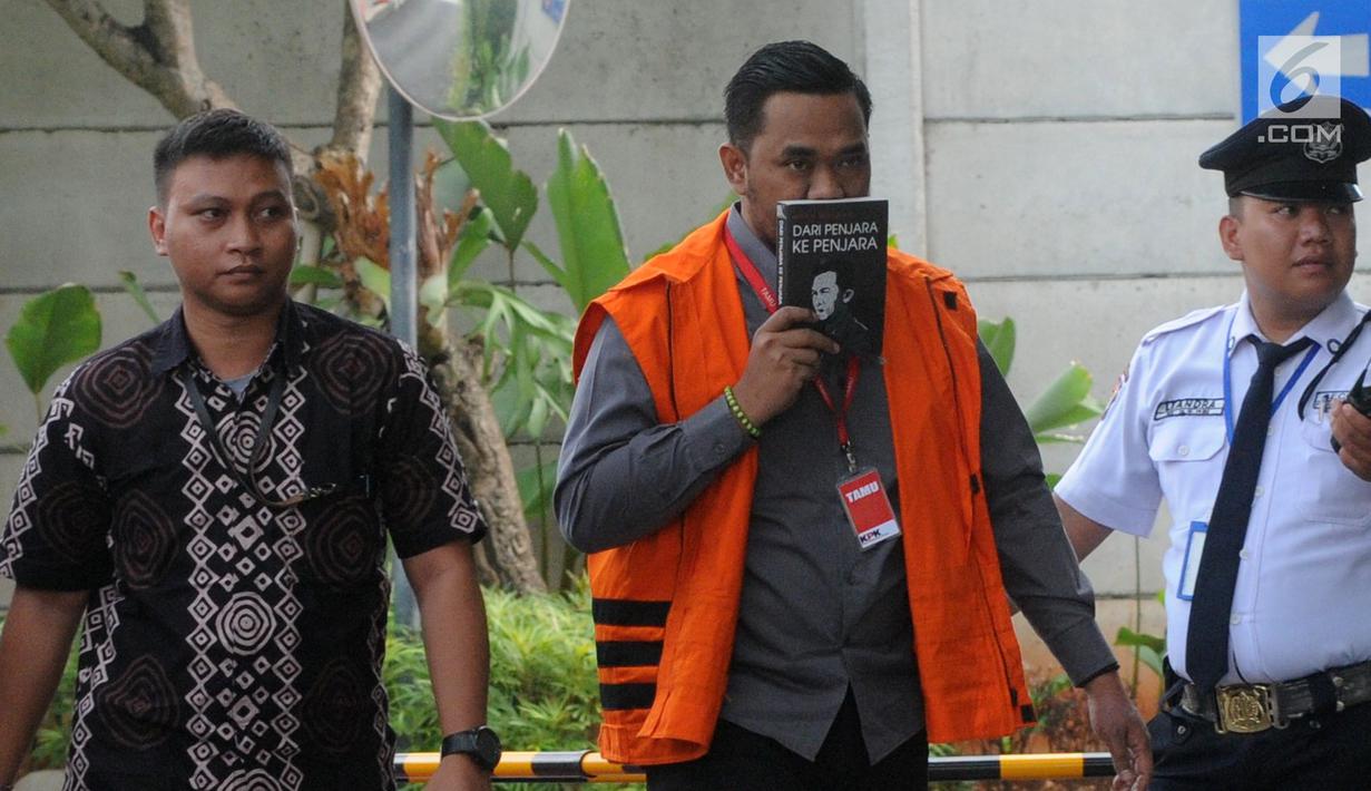 Anggota DPRD Kota Malang Syamsul Fajrih (tengah) tiba Gedung KPK, Jakarta, Kamis (22/11). Pemeriksaan Syamsul untuk melengkapai berkas terkait dugaan menerima suap pembahasan APBD-P Pemerintah Kota Malang Tahun Anggaran 2015. (Merdeka.com/Dwi Narwoko)