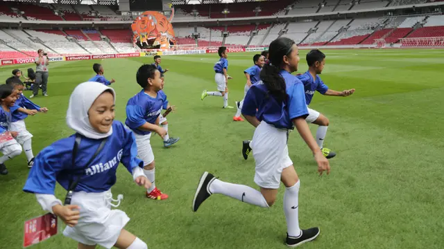 FOTO: Allianz Ajak Putra Putri dari The Jakmania untuk Dampingi Persija