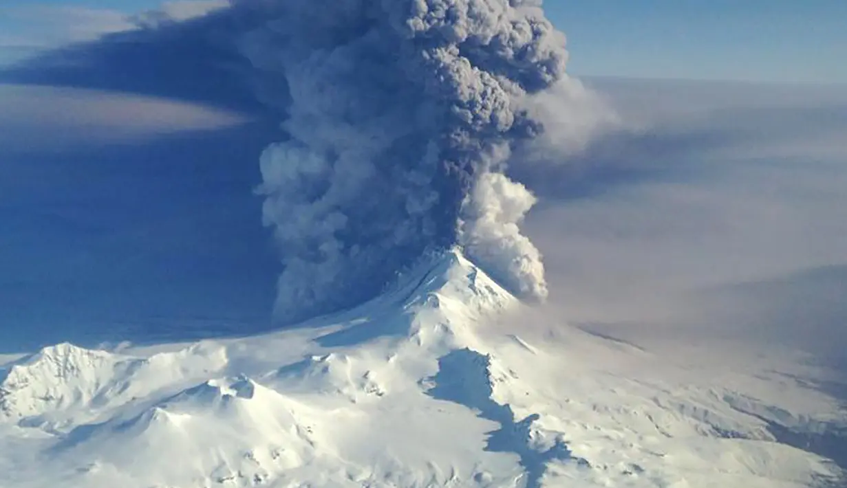 Gunung Pavlof menyemburkan abu vulkanis saat kembali meletus, Kepulauan Aleutian, Alaska (28/3). Semburan abu vulkanik Gunung Pavlof mencapai ketinggian hingga 37.000 kaki di atas permukaan laut. (REUTERS/US Coast Guard)