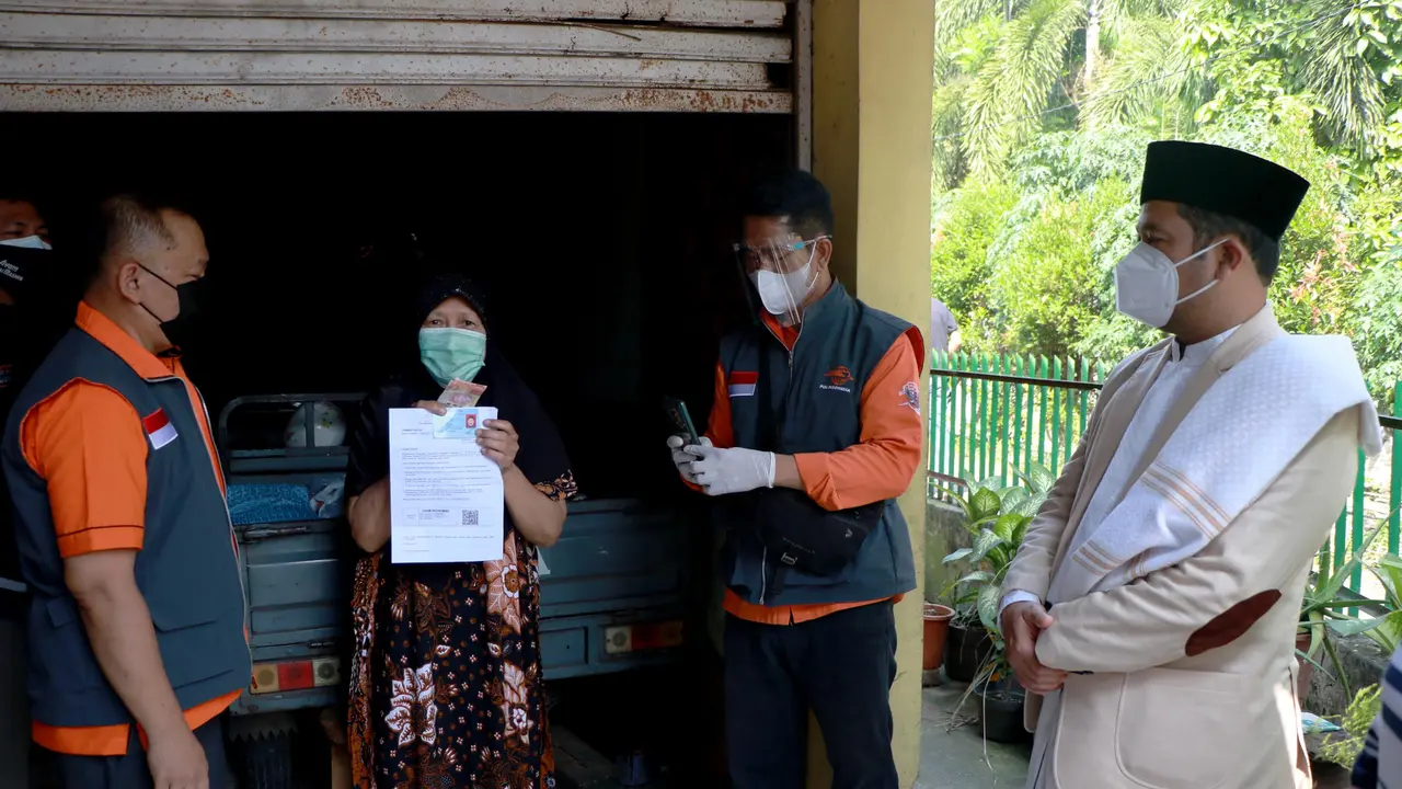Wali Kota Tangerang Arief R Wismansyah ikut mendistribusikan Bansos Tunai.