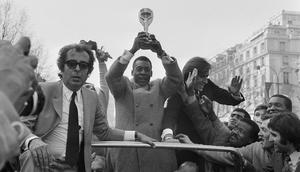 Di level timnas, Pele hingga kini masih memegang rekor sebagai pemain paling muda yang berhasil meraih Piala Dunia, yaitu saat menjuarai Piala Dunia pertamanya pada edisi 1958. Saat Brasil megalahkan tuan rumah Swedia di partai final (29/6/1958), Pele baru berusia 17 tahun dan 249 hari. (AFP)