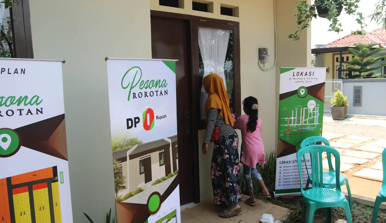 Warga melihat bangunan rumah DP 0 Rupiah di Pesona Rorotan, Cilincing, Jakarta Utara, Jumat (2/3). Rumah Tapak DP 0 Rupiah tersebut memiliki luas bangunan 27 meter persegi dan luas tanah 45 meter persegi. (Liputan6.com/Arya Manggala)