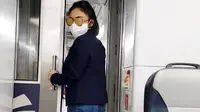 Stylish, Gaya Yuni Shara Saat Gunakan Masker di Kereta Bandara