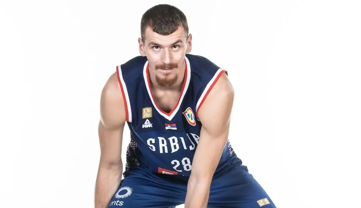 Borisa Simanic, pebasket asal Serbia yang baru-baru ini curi perhatian. Borisa Simanic alami kejadian tidak mengenakan saat disikut oleh pemain Sudah Selatan. Ia harus kehilangan satu ginjal di FIBA World Cup 2023. (Liputan6.com/IG/bokaco12)